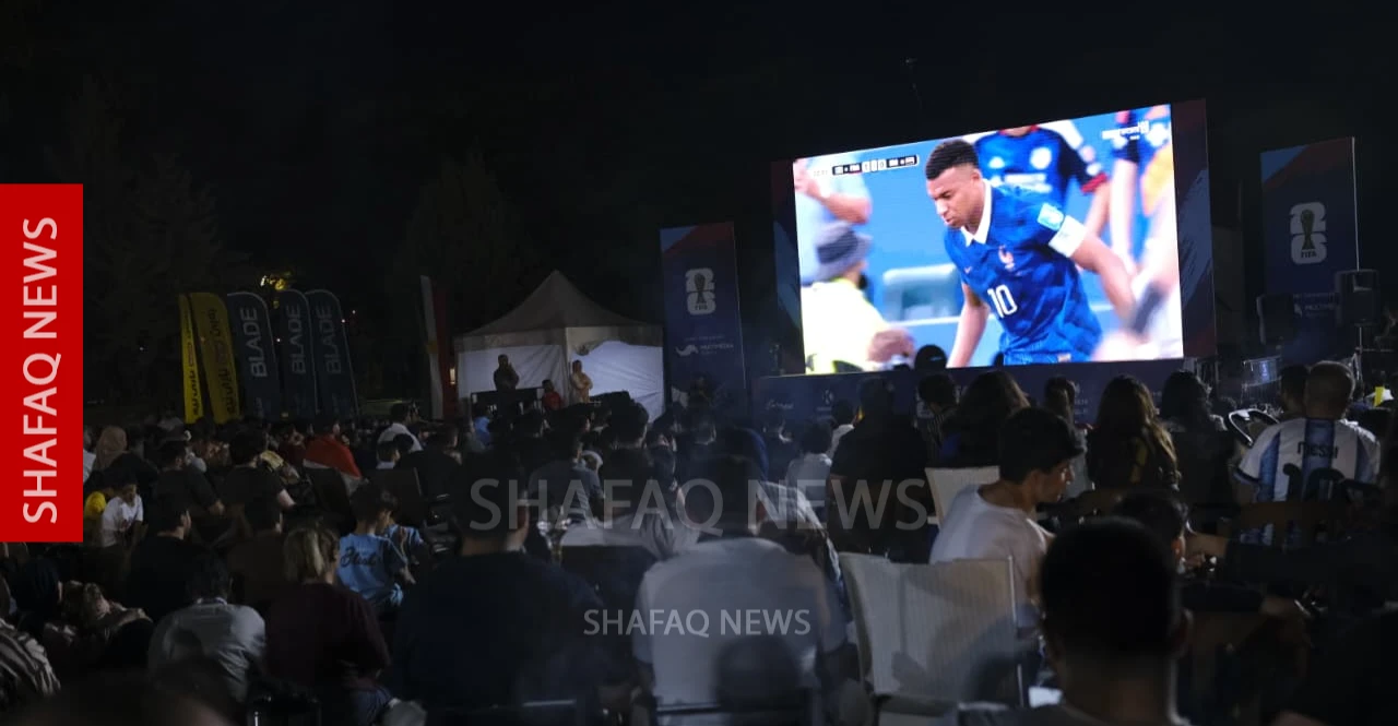شاشات عملاقة تجمع العراقيين خلف المنتخب في مواجهة فرنسا (صور)