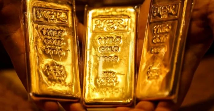 الذهب يواصل تراجعه وسط قوة الدولار وتوقعات رفع الفائدة الأميركية