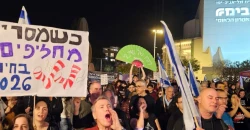 Israel protesters demand early elections