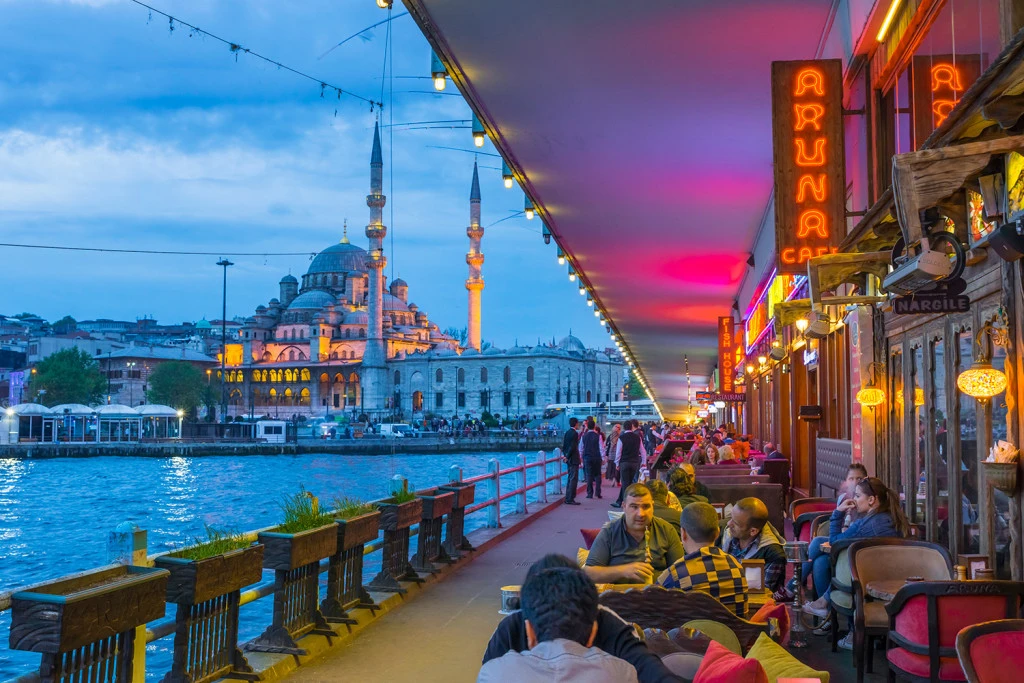 Iraqis top list of foreigners leaving Turkiye in 2025