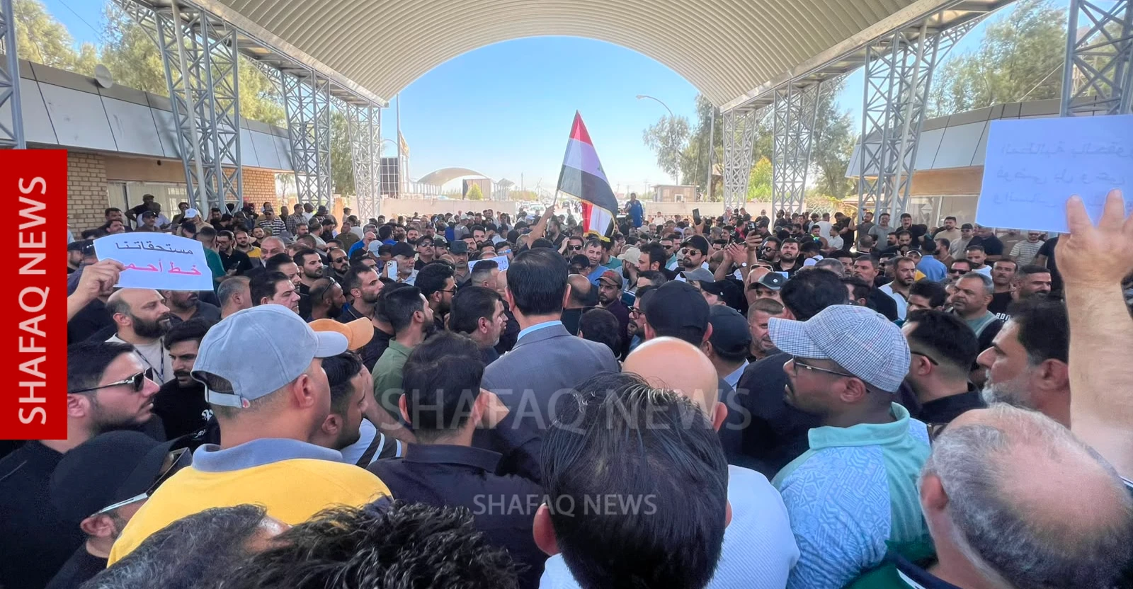 Basra petrol çalışanları Zübeyr sahasının kapısını kapattı