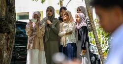 بتهمة "التقبيل والمقامرة".. جلد 6 أشخاص علناً في إندونيسيا (فيديو)