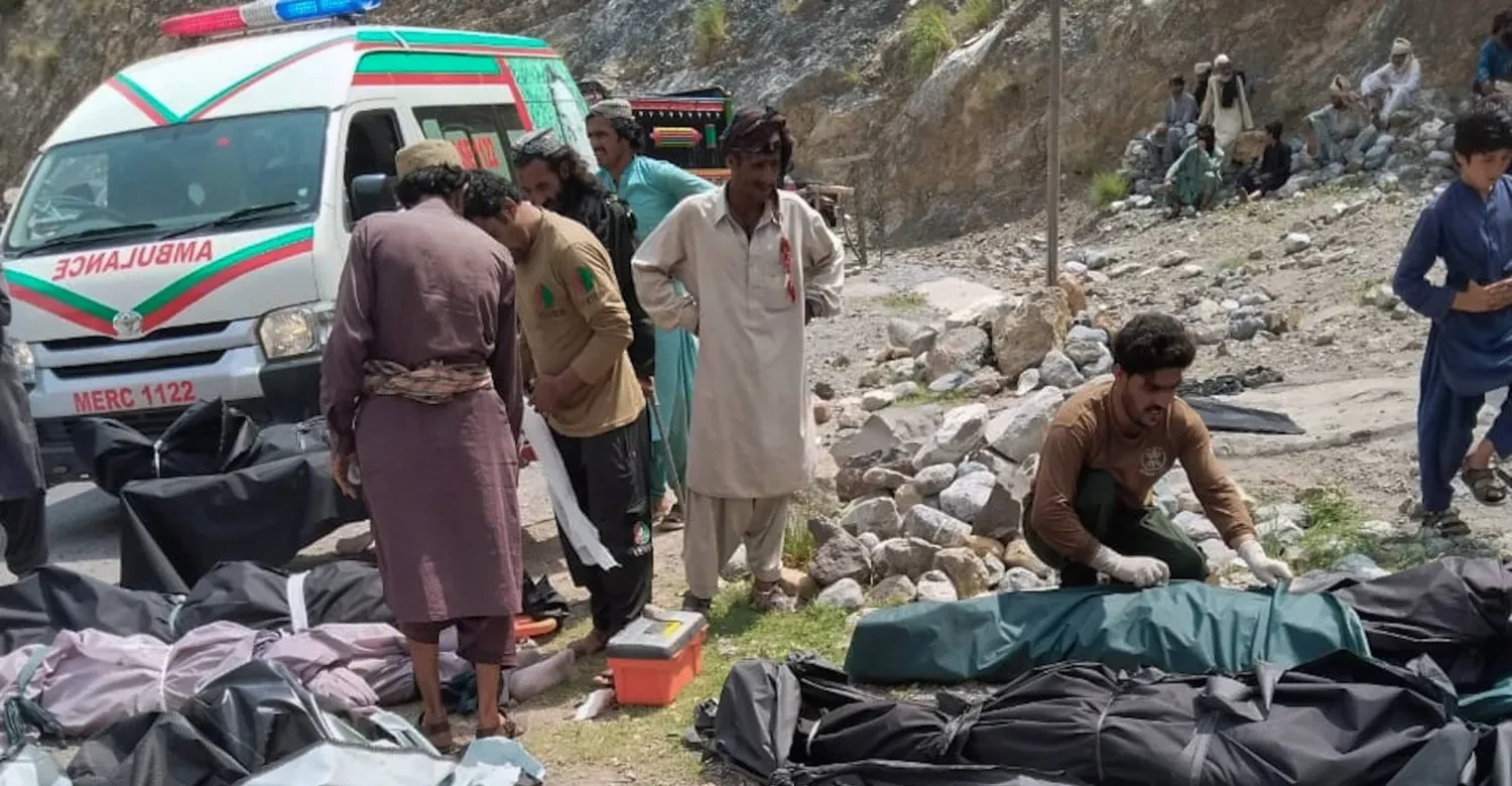 باكستان.. 40 قتيلاً جراء سقوط حافلة في وادٍ