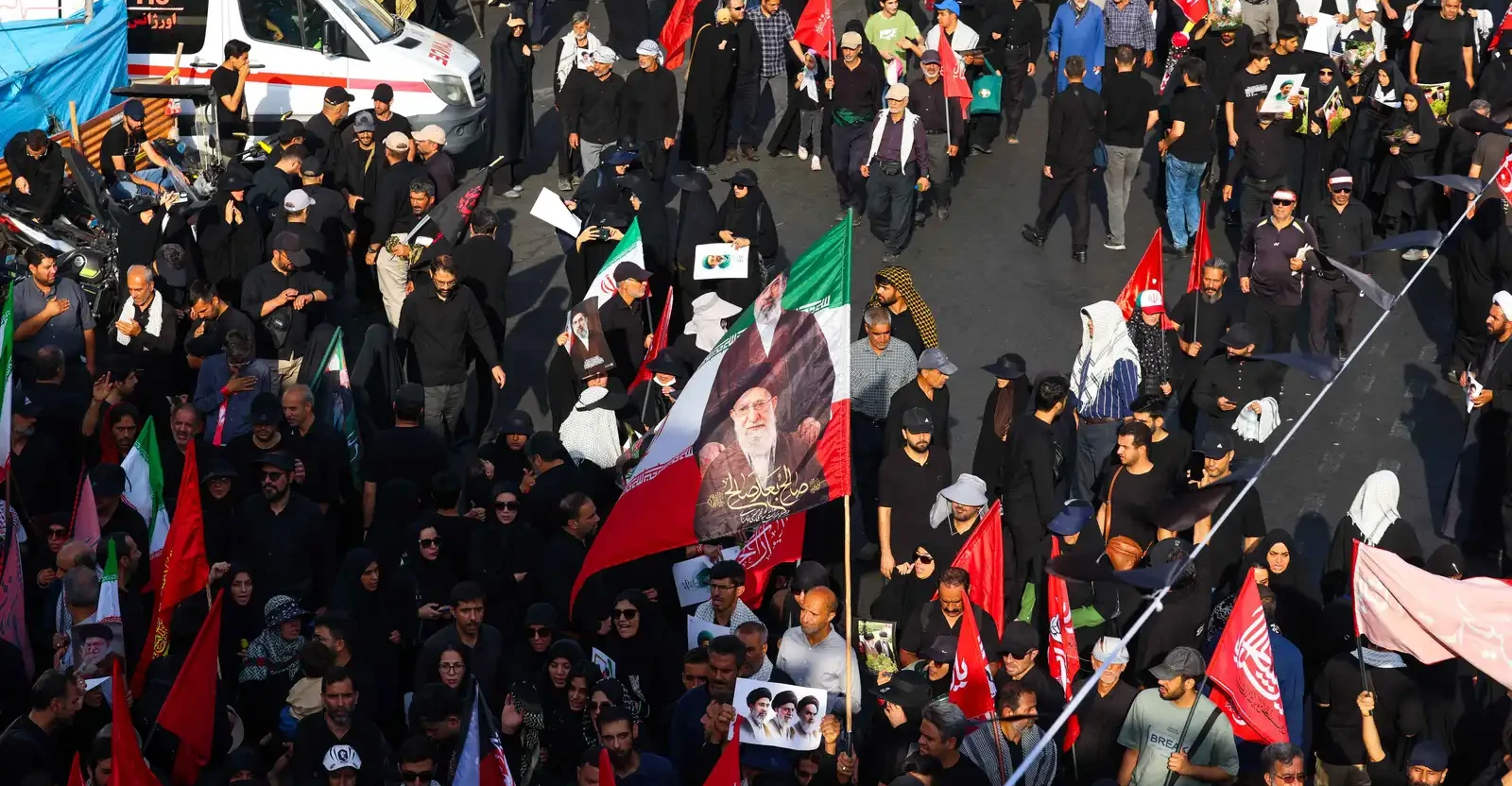 وسط إجراءات استثنائية.. ملايين الإيرانيين يشيعون خامنئي في طهران