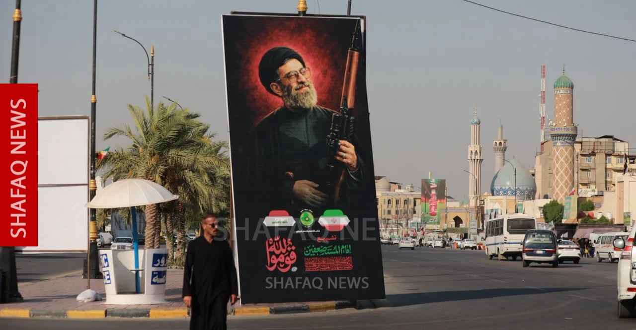 قبيل التشييع.. صور خامنئي والأعلام الإيرانية تملأ شوارع النجف (تغطية مصورة)