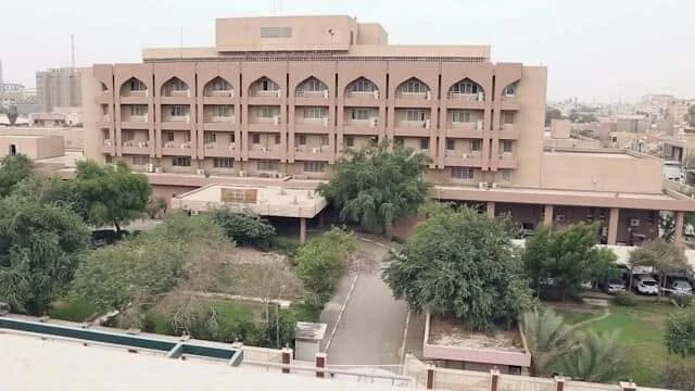 الدفاع المدني يكافح حريقاً داخل مخزن قرب مستشفى ابن الهيثم وسط بغداد
