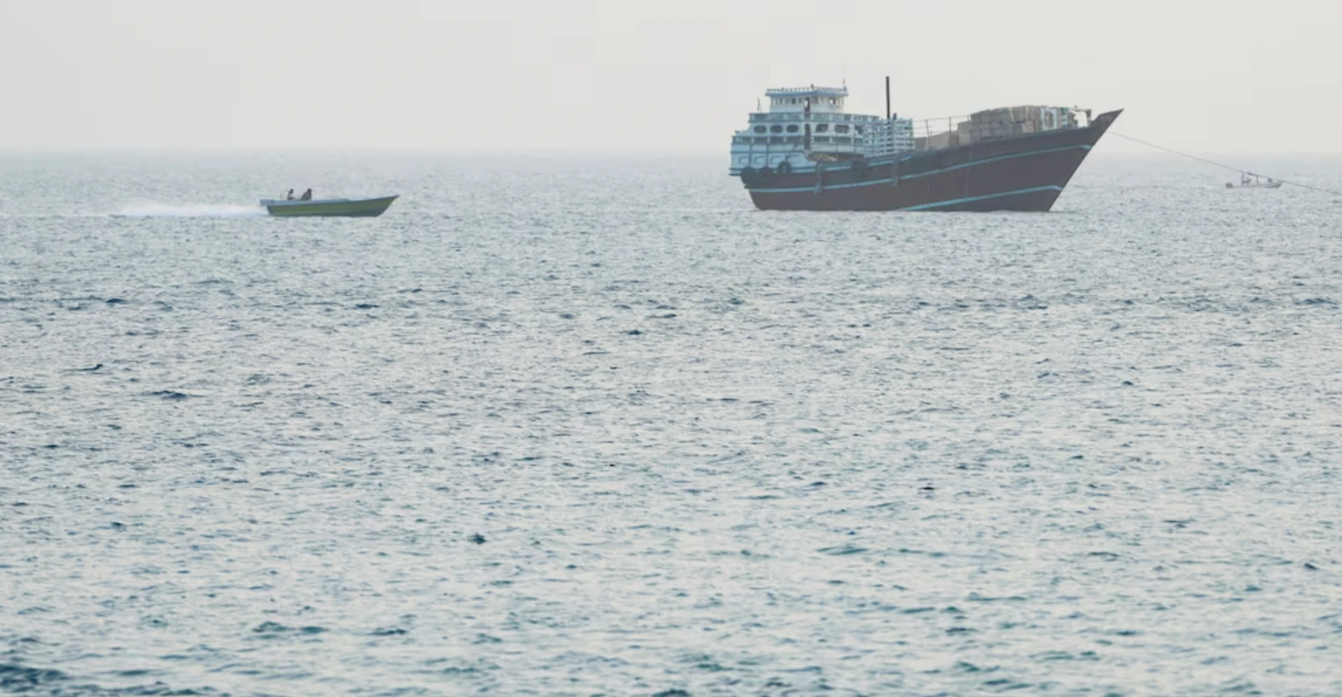 رويترز: السفن تتجنب عبور مضيق هرمز من مسار توجهه القوات الأميركية