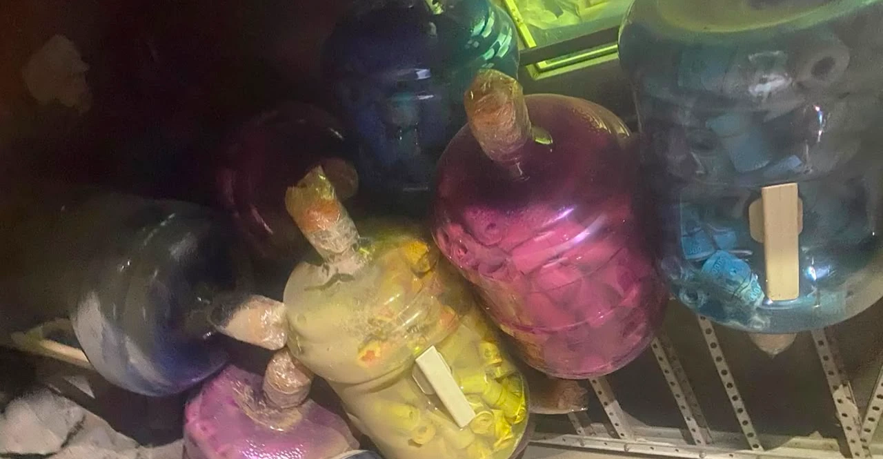 ضبط 25 عبوة ماء "جديدة" مملوءة بـ"الدولارات" في أحد منازل "الجميلي" بتكريت