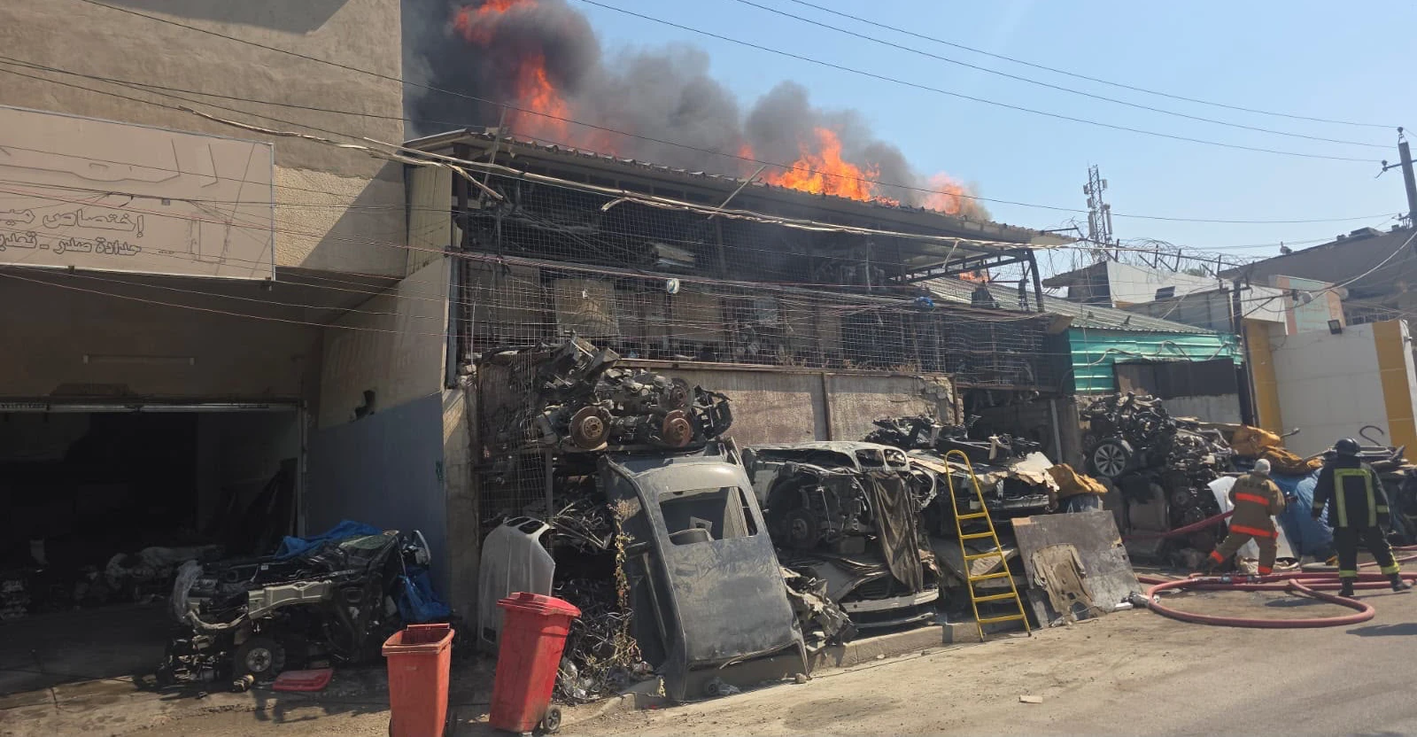 حريق يلتهم محالاً لبيع الأدوات الاحتياطية في الكرادة