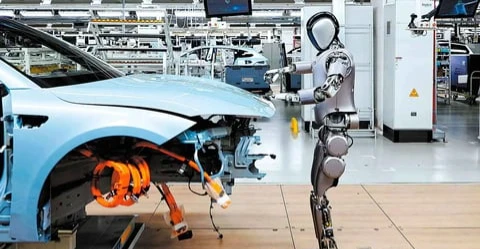 İnsansı robotlar dünya genelinde fabrikalarda insan işgücüyle.