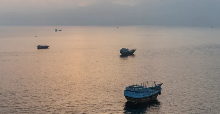 İran, Hürmüz Boğazı'nda mayına çarpan “ruhsatsız” tankerin patladığını