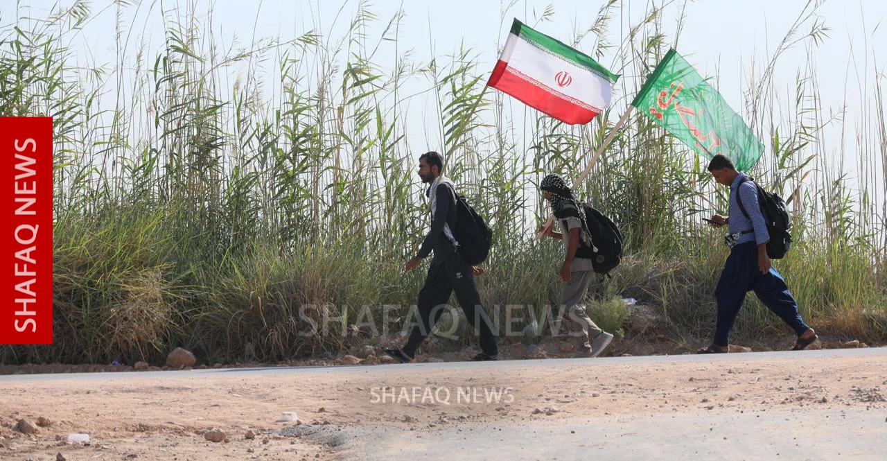 بالمياه والسباحة.. الزوار الإيرانيون يواجهون حرارة الصيف في طريقهم إلى كربلاء (صور)