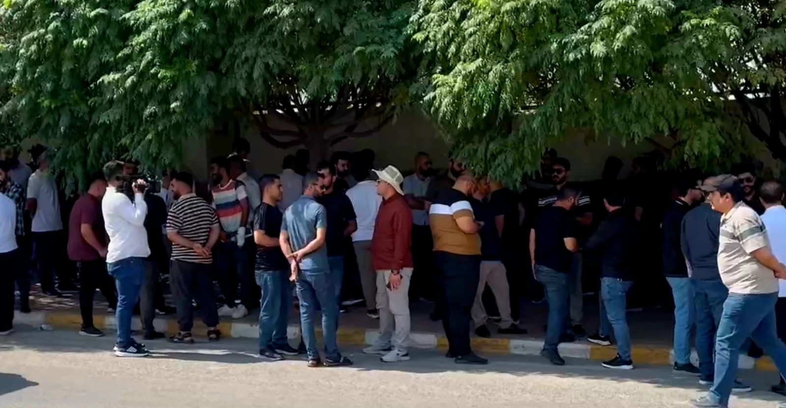 السليمانية.. عمال جباية كهرباء يحتجون للمطالبة بتثبيتهم ويهددون بالتصعيد