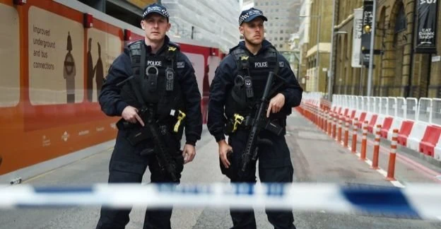 Londra'da bıçaklı saldırı: 4 erkek yaralandı, bir kadın gözaltında