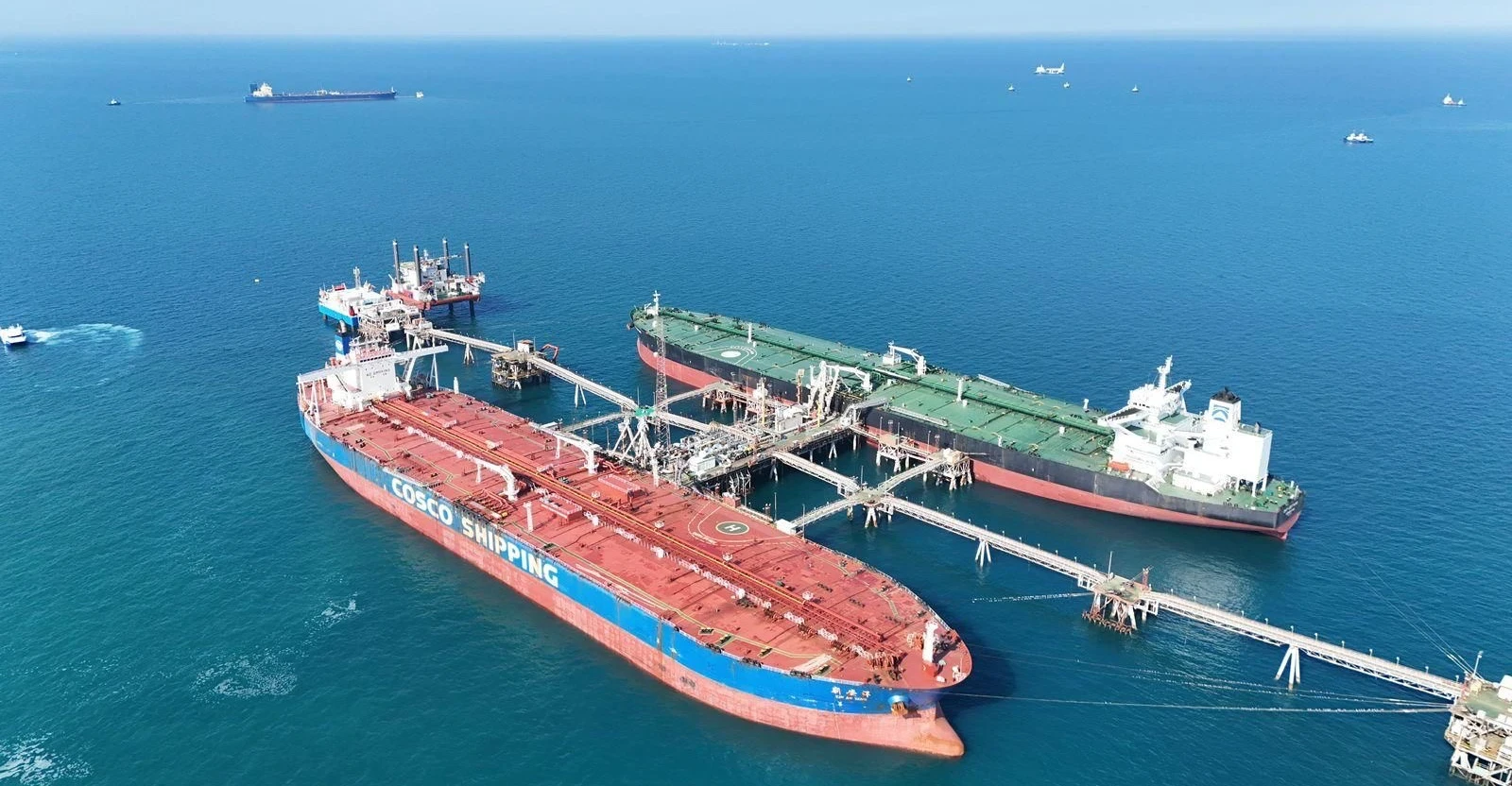 Üç tanker, 5,3 milyon varil ham petrol yüklemek üzere Basra Limanı'nda