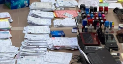 القضاء يطيح بموظفين ومعقبين في بلدية الناصرية بحوزتهم مستندات وأختام مزورة (فيديو)