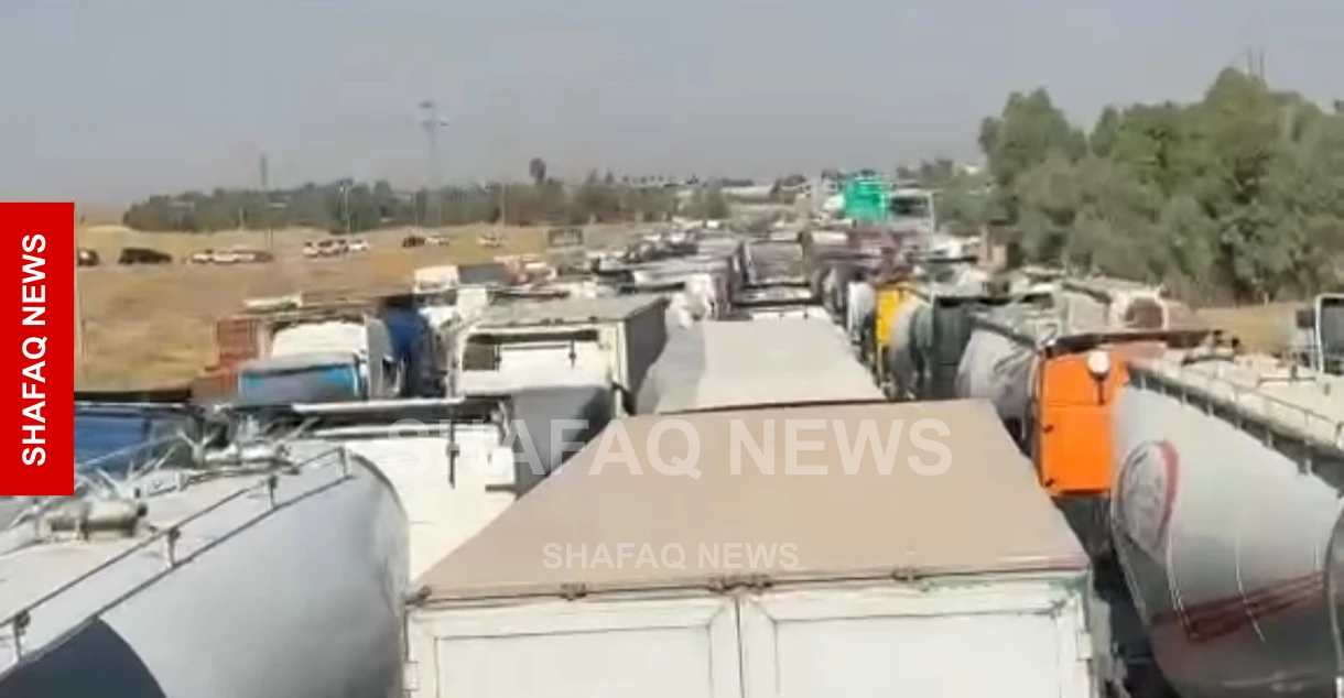 Kerkük'te kamyoncular ana yolu kapattı