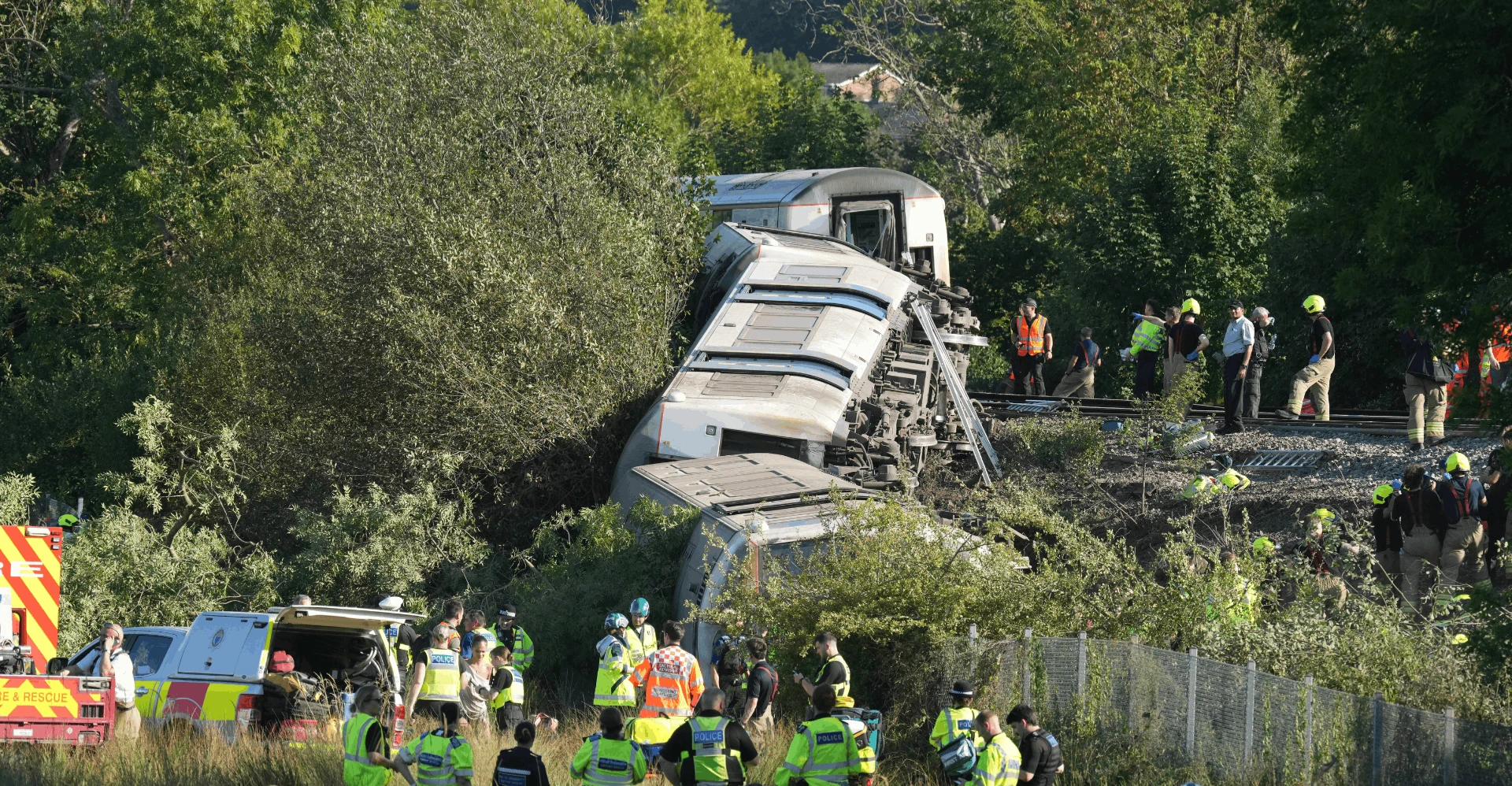 İngiltere'de yolcu treni devrildi: 40 yolcu mahsur kaldı