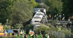 احتجاز 40 راكباً بانقلاب قطار في بريطانيا (فيديو)