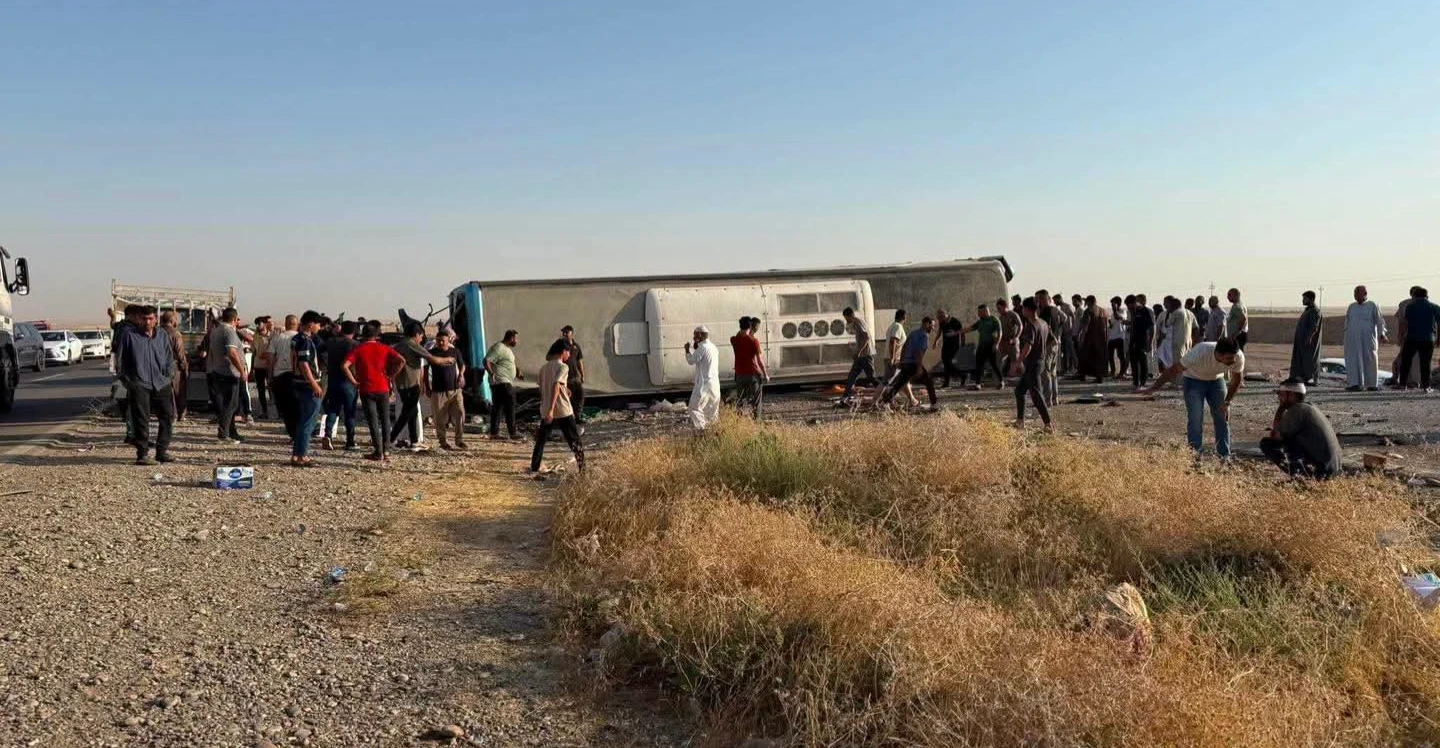 مصرع وإصابة نحو 20 شخصاً بإنقلاب حافلة تقل سائحين جنوب الموصل
