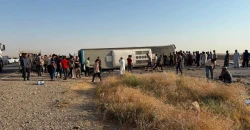 مصرع وإصابة نحو 20 شخصاً بإنقلاب حافلة تقل سائحين جنوب الموصل