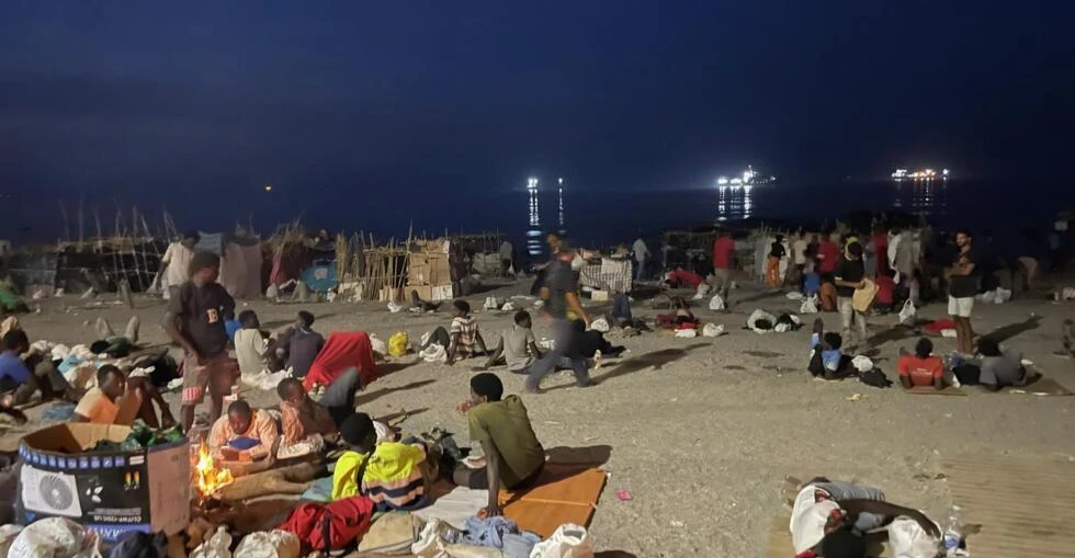 Sebte sahilinde mahsur kalan düzensiz göçmenler zor koşullarda yaşıyor