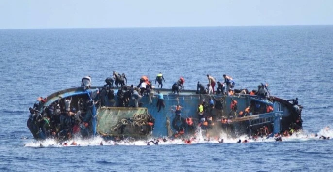 Libya açıklarında ahşap tekneđen 50 düzensiz göçmen kurtarıldı