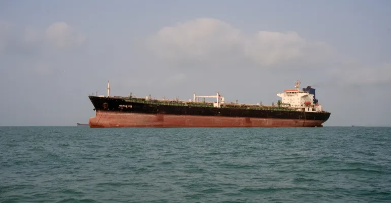 İran, Hürmüz Boğazı'nda 'kurallara aykırı' petrol tankerini alıkoydu