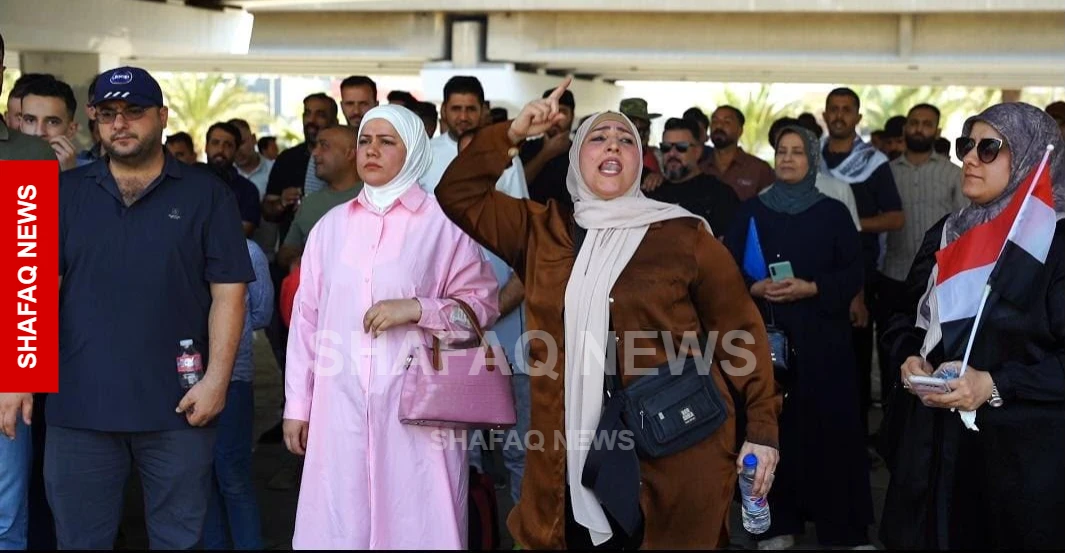 موظفو العقود يتظاهرون أمام المالية للمطالبة بالتثبيت (صور)