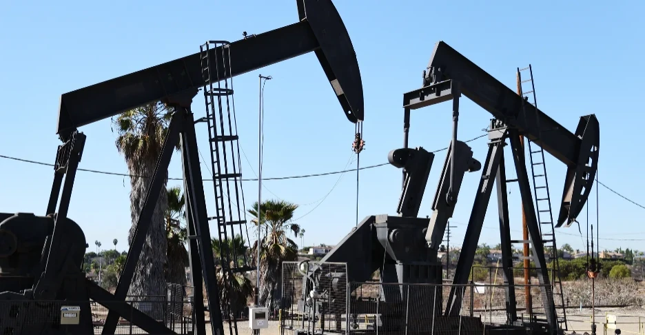 Oil drops on hopes of Hormuz reopening talks