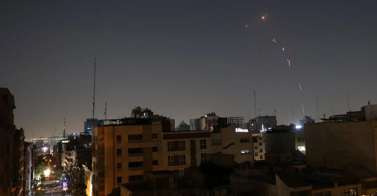 إيران.. تفعيل الدفاعات الجوية بطهران وكرمانشاه وانقطاع الكهرباء في هرمزغان