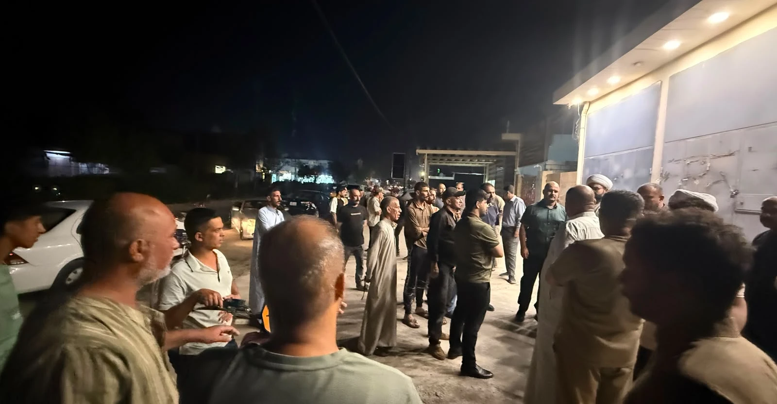 ديالى.. مواطن يعتصم أمام منزله احتجاجاً على افتتاح محل مشروبات كحولية