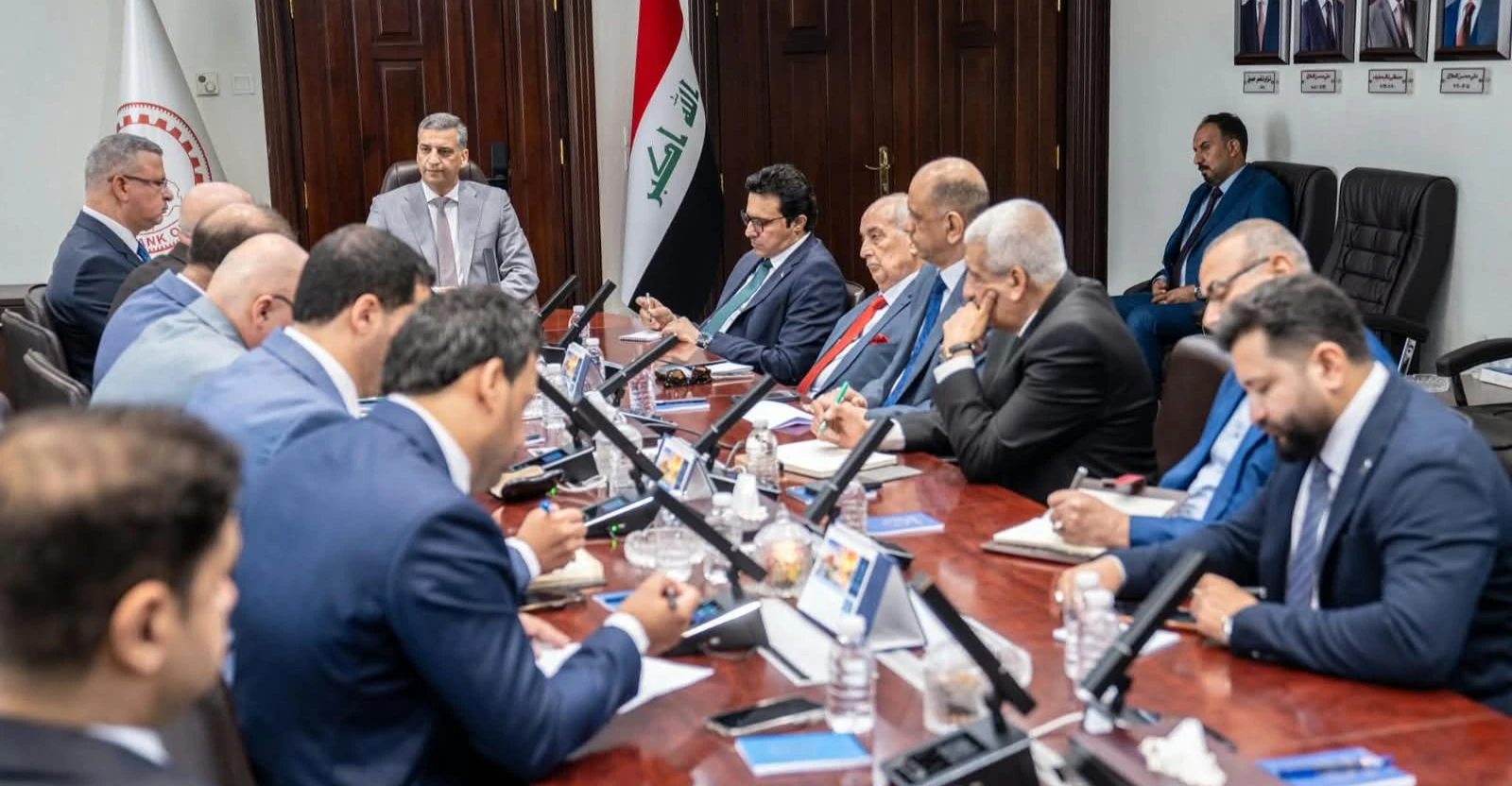 محافظ المركزي العراقي يطمئن المودعين: جل أموال الودائع مضمونة