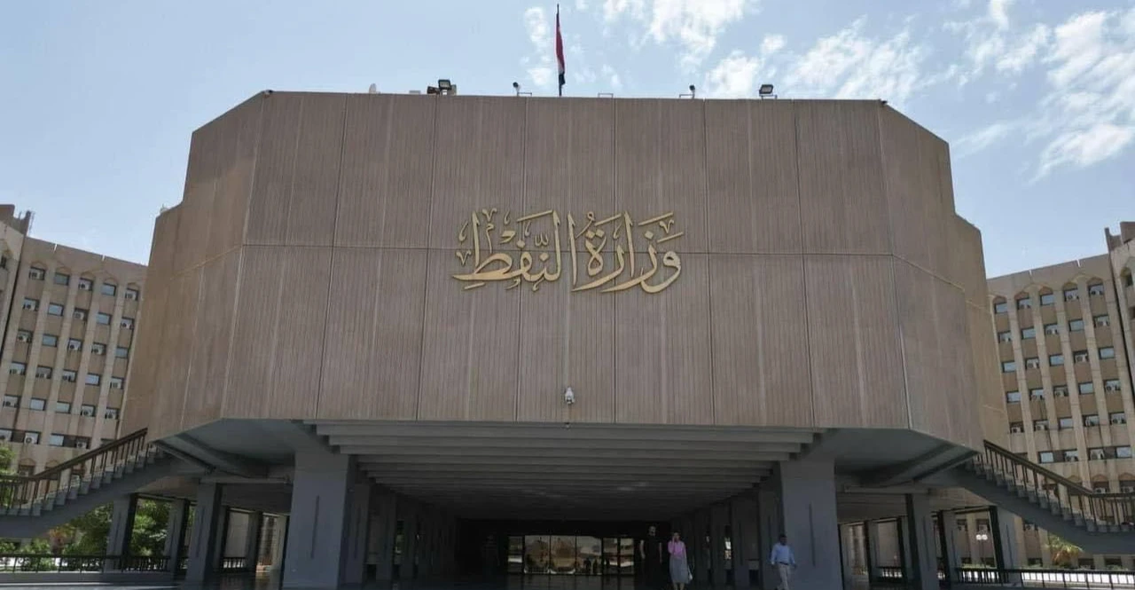 وزير النفط يطلب استحداث درجات لتعيين خريجي المعاهد وتثبيت العقود.. وثيقة