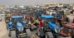 واسط.. المزارعون يغلقون طريقاً سريعاً بالحاصدات مطالبين بمستحقاتهم (فيديو)