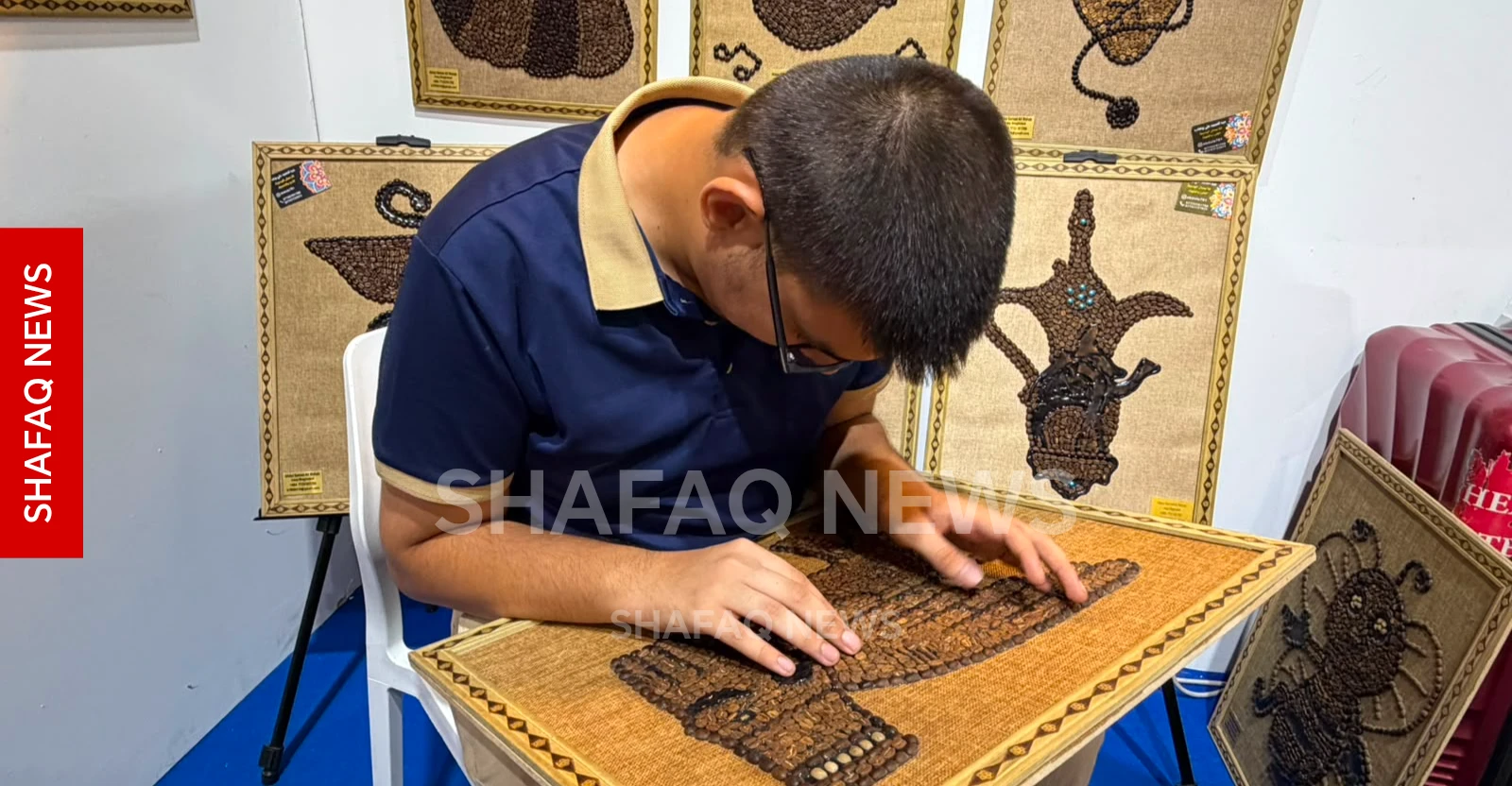 ‏شاب يحول حبات القهوة إلى لوحات فنية في معرض بغداد (صور)