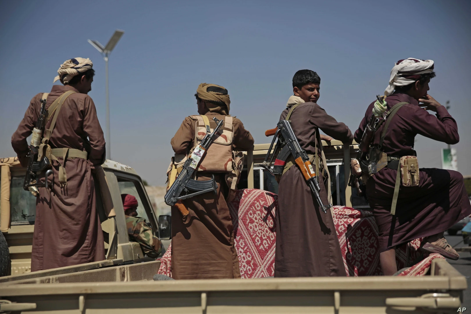 Houthis seize Mocha, close in on Bab el-Mandeb