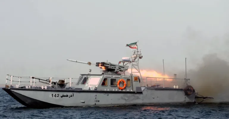 إعلام إيراني: إطلاق صاروخين باتجاه مضيق هرمز