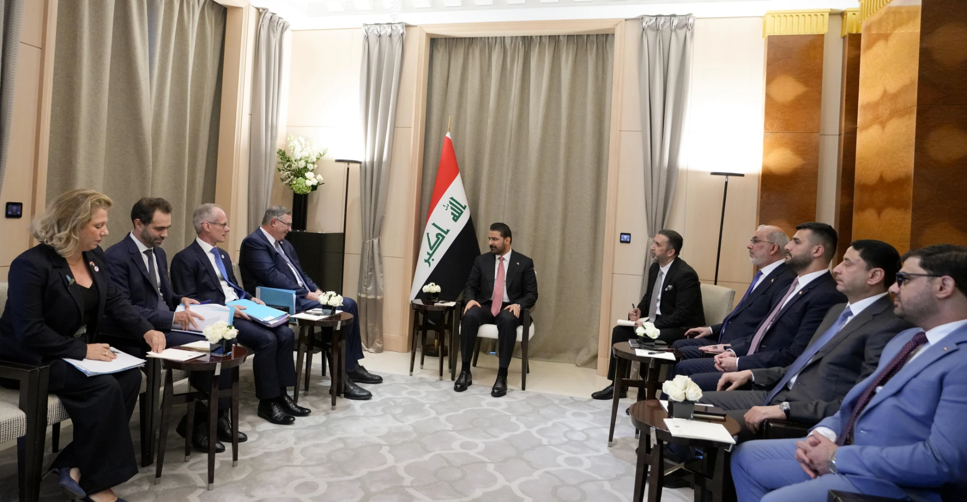 الزيدي يبحث توسيع انتاج النفط والغاز مع توتال انيرجيز في باريس