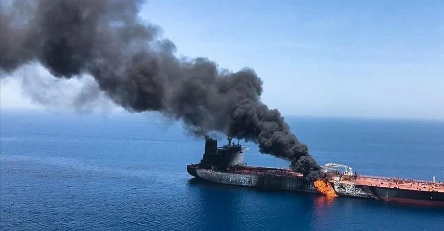 اصطدمت بلغم بحري.. الحرس الثوري يعلن احتراق ناقلة نفط في هرمز