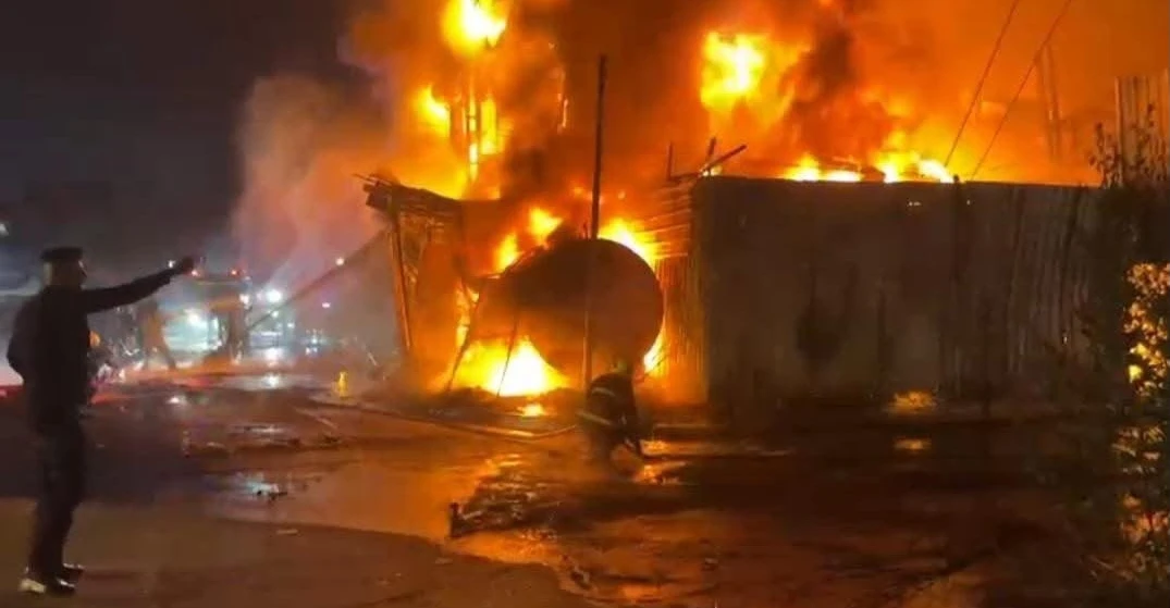 احتواء حريق التهم بناية تجارية في شارع فلسطين ببغداد