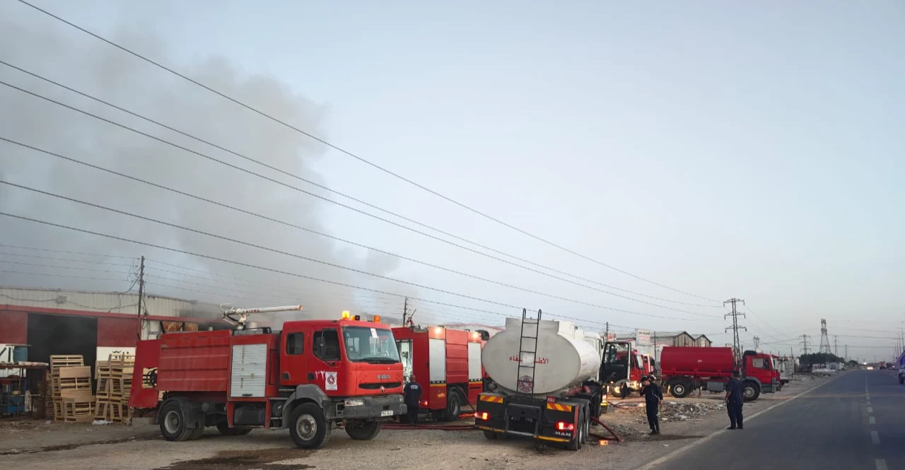 إخماد حريق اندلع في مخزن للأجهزة الأوروبية شمال شرقي بغداد (صور)