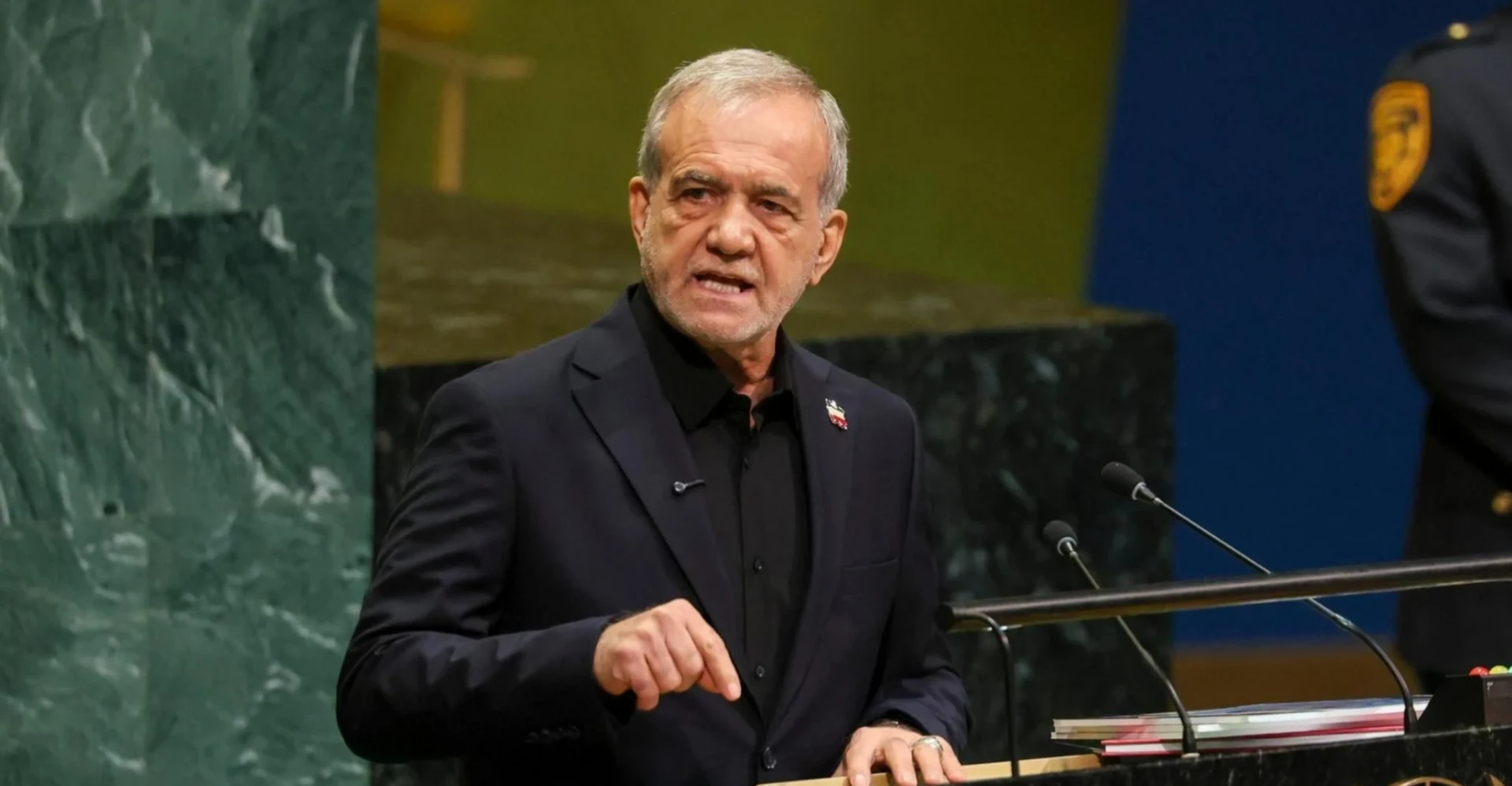 بزشكيان: خامنئي وفريق من 6 أعضاء ينسقون خطة إعادة فتح هرمز