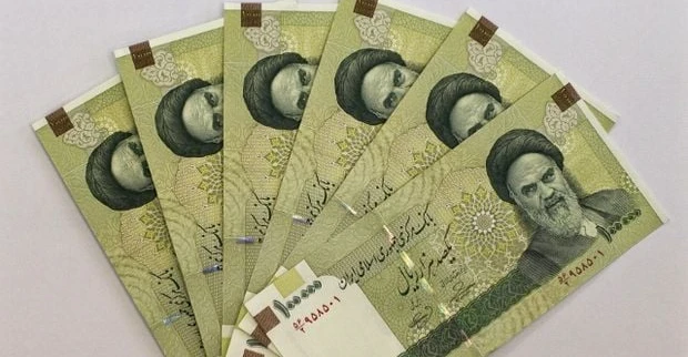 الدولار يتجاوز 250 ألف تومان في السوق الحرة الإيرانية وسط اشتداد التصعيد مع واشنطن