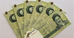 الدولار يتجاوز 250 ألف تومان في السوق الحرة الإيرانية وسط اشتداد التصعيد مع واشنطن