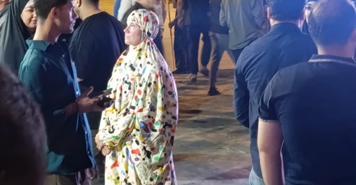 بغداد.. نقل امرأة أجنبية للتحقيق خلال تصويرها احتفالات ساحة التحرير