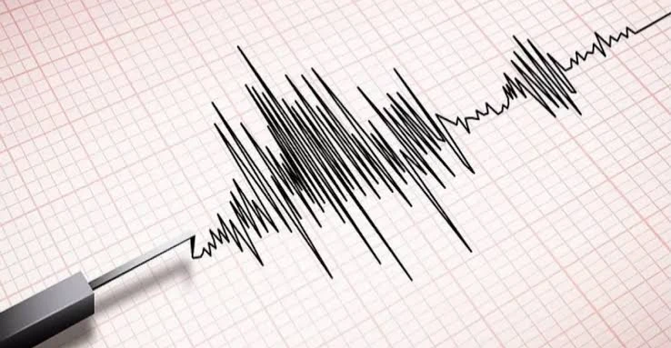 زلزال بقوة 5.9 درجات يضرب جزيرة سومباوا في إندونيسيا