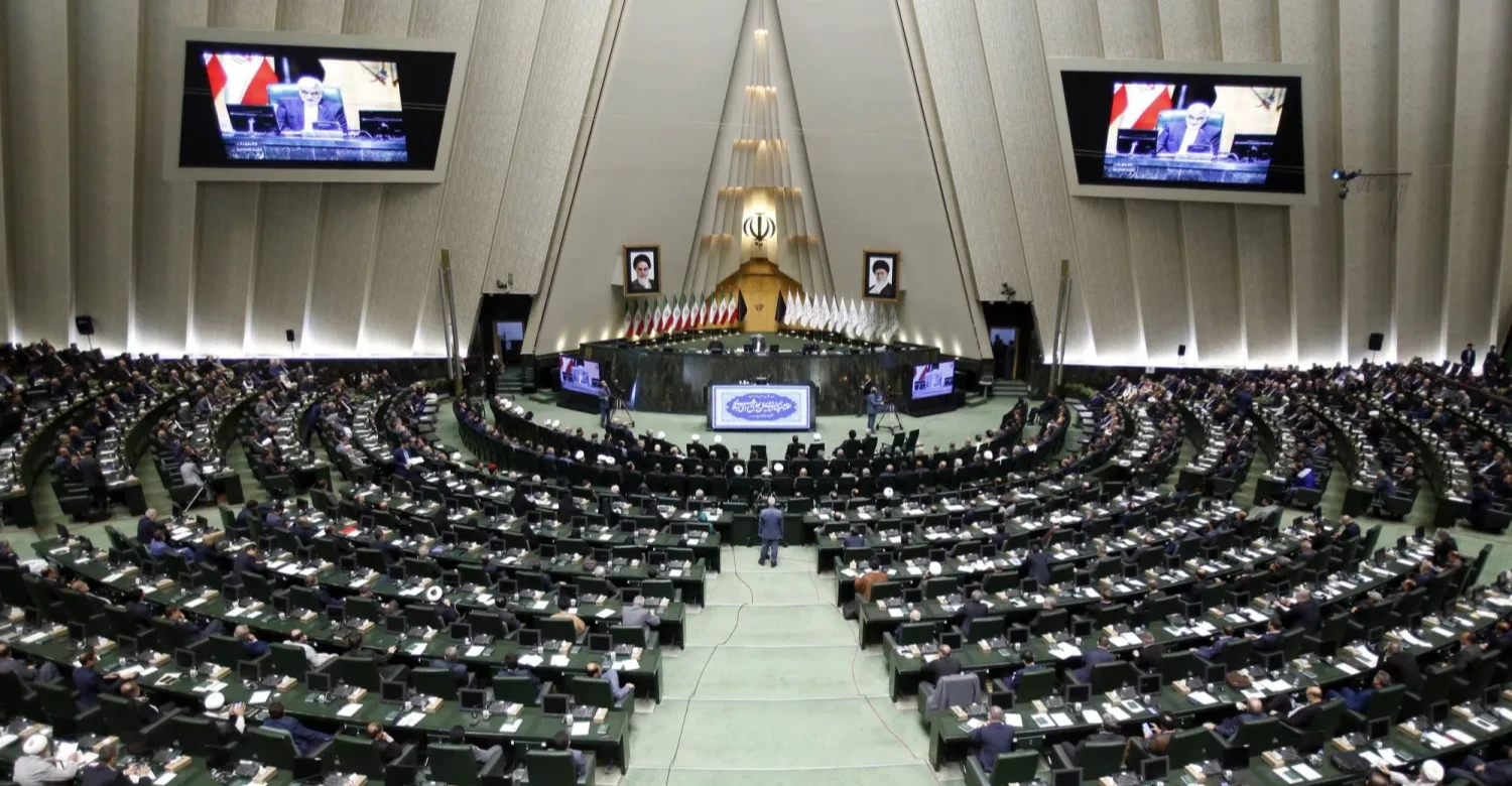 الأولى في تاريخه.. البرلمان الإيراني يصوّت إلكترونيا على مرشح وزارة الدفاع