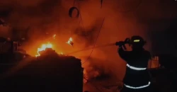 حريق يأتي على محل للإطارات والبطاريات وسط بغداد (فيديو)