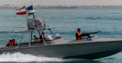 إيران تحذر السفن في هرمز: لدينا خطط لإبعاد البحرية الأميركية عن سواحلنا